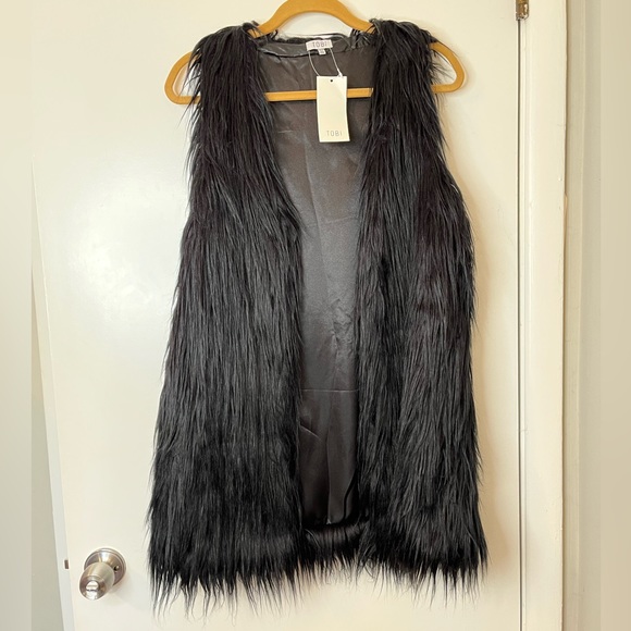 New with tags! Never worn! Tobi True Black Soft Faux Fur Vest with Pockets! - Picture 3 of 3